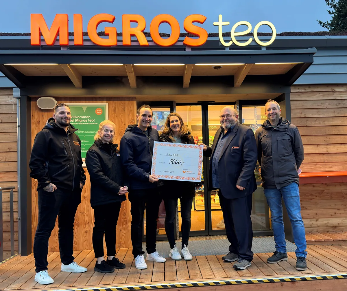 Bei der Checkübergabe zugegen sind (von links) Joe Umfahrer und Karolina Kneissl vom Team Migros teo, Pascal und Mirjam Abry vom Haus Rigiblick (Stiftung Dihei), der Wetziker Stadtpräsident Pascal Bassu sowie Stefan Isenrich, Leiter von M-Outlet und Smart Stores bei der Migros Ostschweiz. Man sieht Joe Umfahrer und Karolina Kneissl vom Team Migros teo, Mirjam und Pascal Abry vom Haus Rigiblick (Stiftung Dihei), den Wetziker Stadtpräsidenten Pascal Bassu sowie den Leiter von M-Outlet und Smart Stores bei der Migros Ostschweiz.